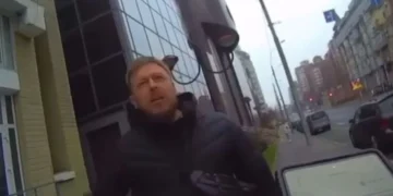 “Я думаю, що я тебе призву, б**ть, єб*на!”: у Києві співробітник СБУ погрожував паркувальнику, який оформляв штраф – ТСН