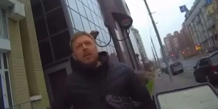 "Я думаю, що я тебе призву, б**ть, єб*на!": у Києві співробітник СБУ погрожував паркувальнику, який оформляв штраф - ТСН 1 “Я думаю, що я тебе призву, б**ть, єб*на!”: у Києві співробітник СБУ погрожував паркувальнику, який оформляв штраф – ТСН