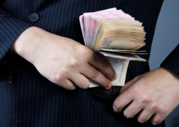 Зарплати чиновників перевершили очікування: Мінфін розкрив цифри