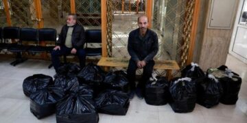 Жителі Дамаска масово несуть у банк гроші в сміттєвих пакетах (Фото)