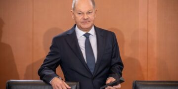 Шольц: Постачання Україні далекобійної зброї – помилка