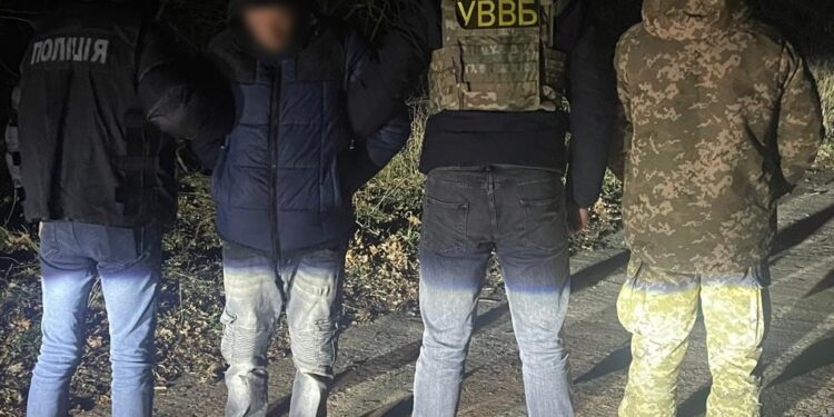 Незаконний транзит: в Одесі затримано групу переправників через кордон 1 Незаконний транзит: в Одесі затримано групу переправників через кордон