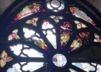 Через ракетний удар пошкоджене вітражне скло у костелі Святого Миколая у Києві