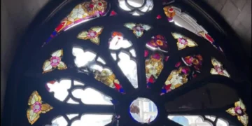 Через ракетний удар пошкоджене вітражне скло у костелі Святого Миколая у Києві