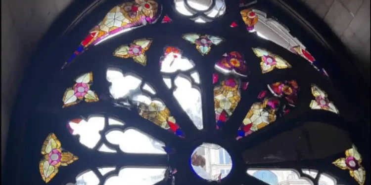 Через ракетний удар пошкоджене вітражне скло у костелі Святого Миколая у Києві