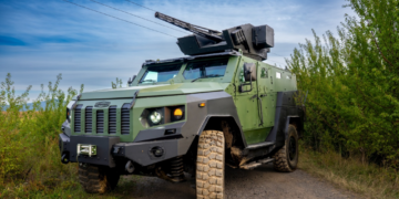 “Українська бронетехніка” на Міжнародній виставці представила новий бронеавтомобіль “Варта 2” (ФОТО)