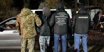Зловмисник з Одеси організував схему нелегального виїзду військовозобов’язаних за криптовалюту