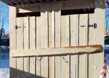 У Читі відкрили дерев’яний туалет, якого жителі чекали два роки, але ним можна буде скористатися лише на Новий рік