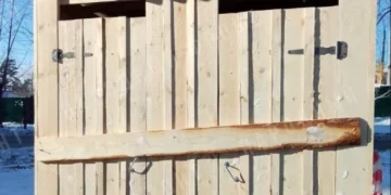 У Читі відкрили дерев’яний туалет, якого жителі чекали два роки, але ним можна буде скористатися лише на Новий рік