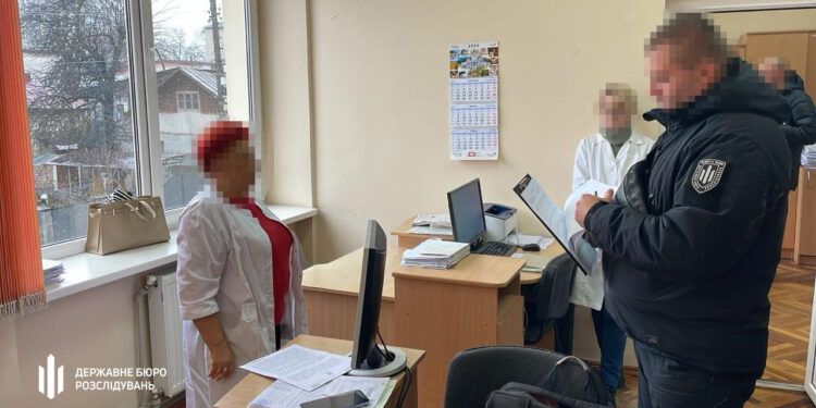 Схема інвалідності на мільйони: на Івано-Франківщині посадовців МСЕК затримали на гарячому 1 Схема інвалідності на мільйони: на Івано-Франківщині посадовців МСЕК затримали на гарячому
