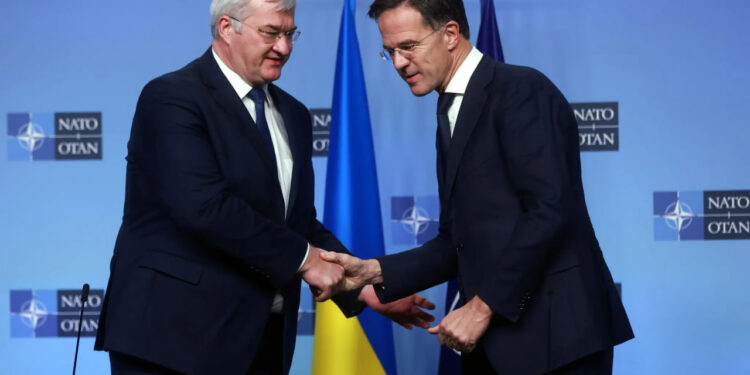 В НАТО закликають Україну відкласти будь-які мирні переговори з Росією 1 В НАТО закликають Україну відкласти будь-які мирні переговори з Росією