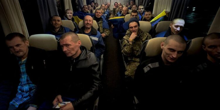 Обмін полоненими: додому повернулися 189 героїв «Азовсталі», Маріуполя та Зміїного (Фото) 1 обмін полоненими