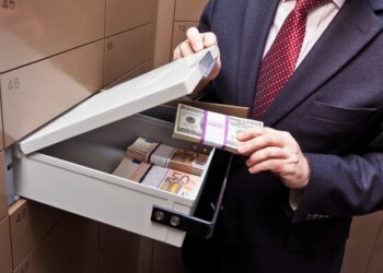 Квартири, авто та 7 мільйонів: суд конфіскував майно подружжя корупціонерів