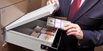 Квартири, авто та 7 мільйонів: суд конфіскував майно подружжя корупціонерів