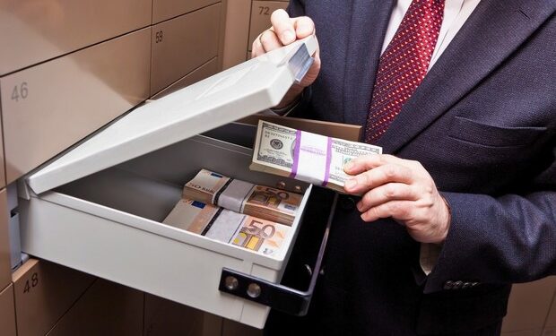 Квартири, авто та 7 мільйонів: суд конфіскував майно подружжя корупціонерів 1 Квартири, авто та 7 мільйонів: суд конфіскував майно подружжя корупціонерів