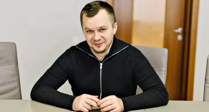 Гривню з кожної посилки забирає Милованов?