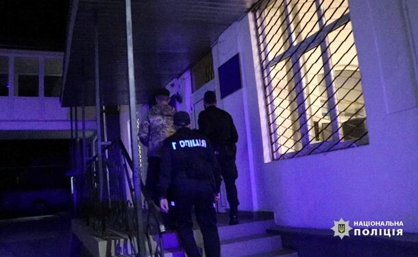 В Івано-Франківську троє чоловіків побили військового