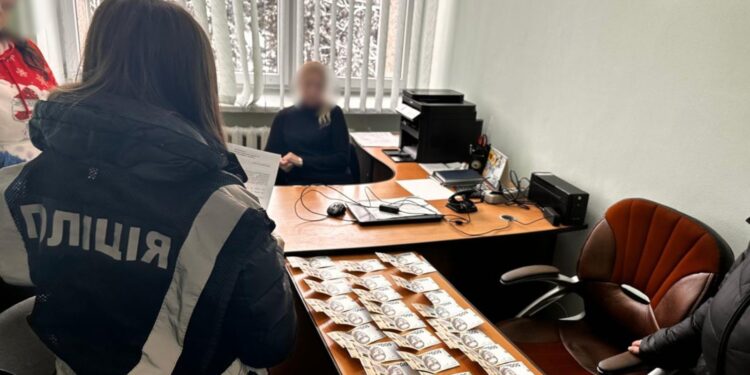 На Львівщині затримали посадовців міськради, які організували систему «відкатів» 1 На Львівщині затримали посадовців міськради, які організували систему «відкатів»