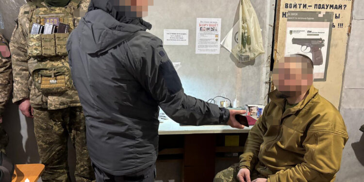 Заробіток на війні: комбриг тероборони організував дружині виплати на мільйон гривень