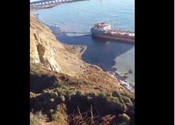 З танкера, що сів на мілину біля Тамані, в море втекли нові сотні тонн мазуту