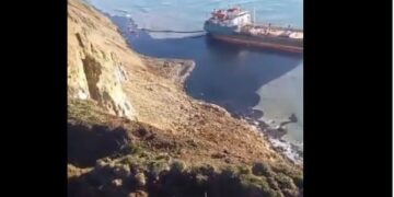 З танкера, що сів на мілину біля Тамані, в море втекли нові сотні тонн мазуту