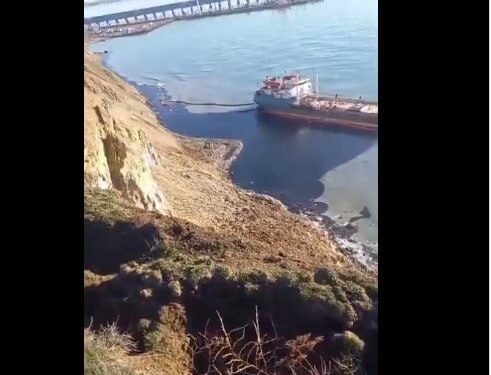 З танкера, що сів на мілину біля Тамані, в море втекли нові сотні тонн мазуту
