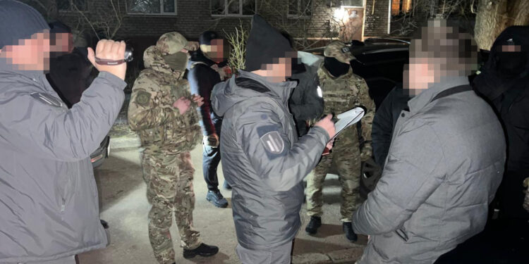 «Бізнес на Батьківщині»: у Запоріжжі подружжя організувало втечі військових за гроші 1 ДБР зупинило незаконний бізнес