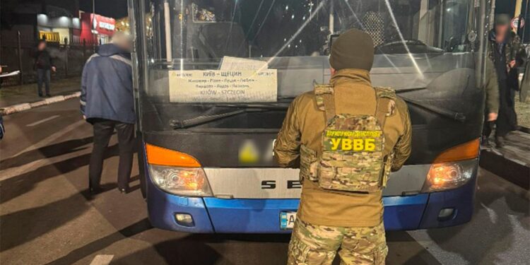 Мільйони на незаконних подорожах: правоохоронці ліквідували схему переправлення чоловіків 1 Волинянин організував переправлення військовозобов’язаних через кордон