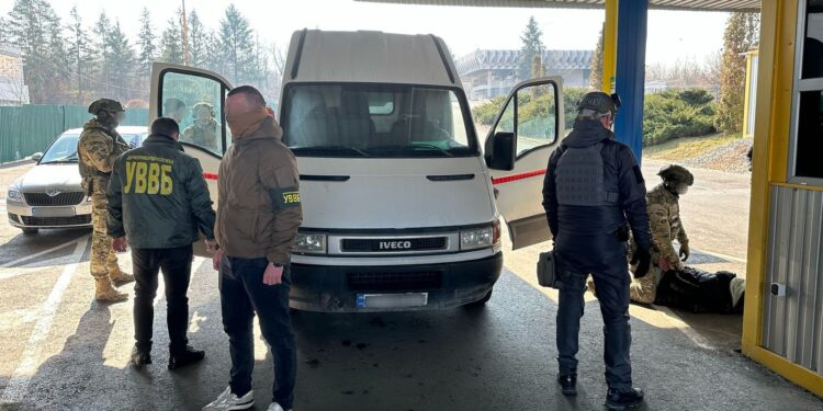 Корупційна схема на кордоні: викрито канал незаконного переправлення призовників 1 ДПСУ