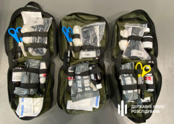 Бізнес на крові: як військовим підсунули непридатні аптечки