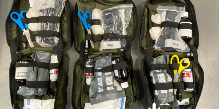 Бізнес на крові: як військовим підсунули непридатні аптечки