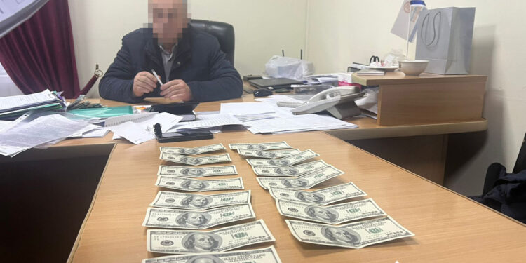 На Хмельниччині чиновник надавав "послуги" ухилення від мобілізації за гроші 1 Чиновник допомагав ухилятися від мобілізації за чималу винагороду