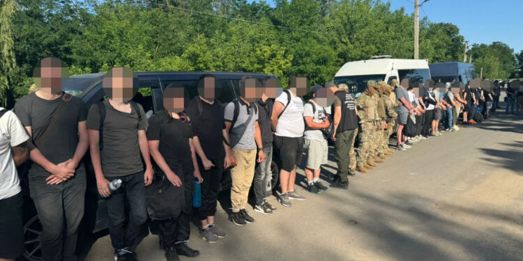 Зловмисники намагалися вивести 100 чоловіків за межі країни