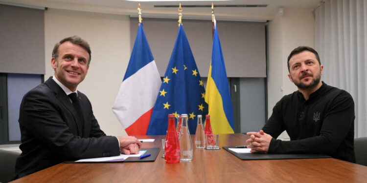Україна може автоматично стати членом НАТО: названо умову 1 Зеленський і Макрон