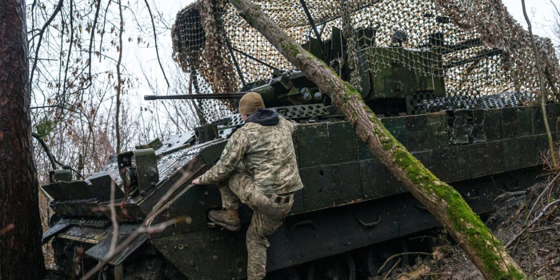 військові