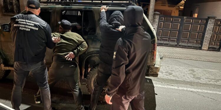 На Закарпатті затримано злочинців, які допомагали ухилянтам тікати за кордон (Відео) 1 ДБР