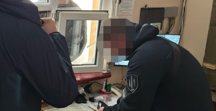 Корупціонер в погонах: посадовець ТРО продавав "квитки" на демобілізацію 1 ДБР