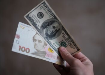 Девальвація, інфляція, бюджетна криза: чого чекати українцям після скандалу в Білому домі 3 долар, гривня