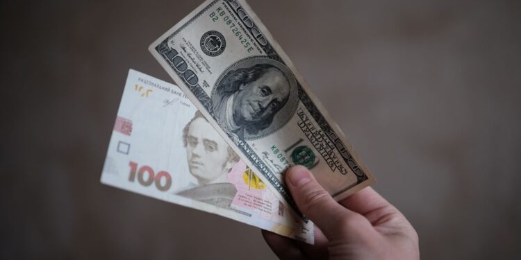 Девальвація, інфляція, бюджетна криза: чого чекати українцям після скандалу в Білому домі 1 долар, гривня