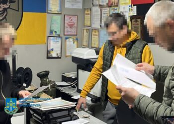 На Дніпропетровщині викрито злочинну групу, яка продавала автомобілі для допомоги