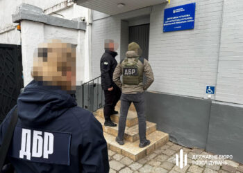 Схема на мільйони: посадовець допомагав ухилянтам тікати за кордон 1 ДБР