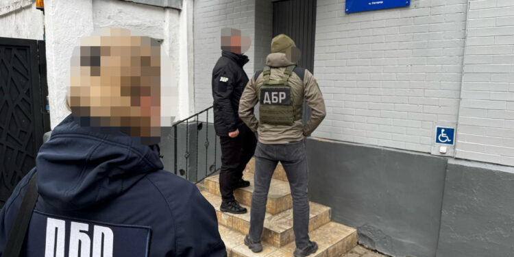 Схема на мільйони: посадовець допомагав ухилянтам тікати за кордон 1 ДБР