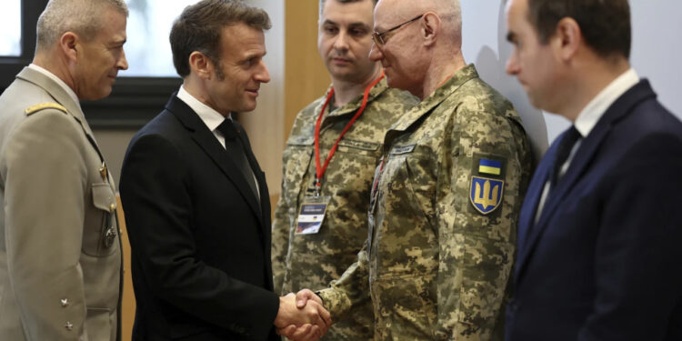 Європейським військовим дозволять атакувати РФ 1 Макрон