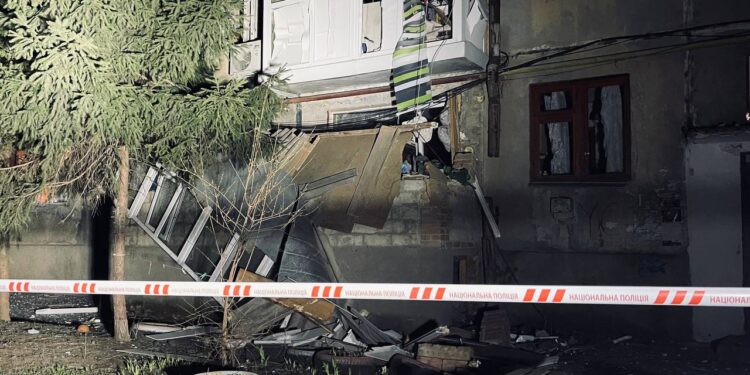 Кропивницький пережив масовану атаку дронів: є поранені серед них дитина (Фото) 1 Кропивницький відбиває наймасованішу атаку дронів: ворог цинічно влучив по вулиці Миру