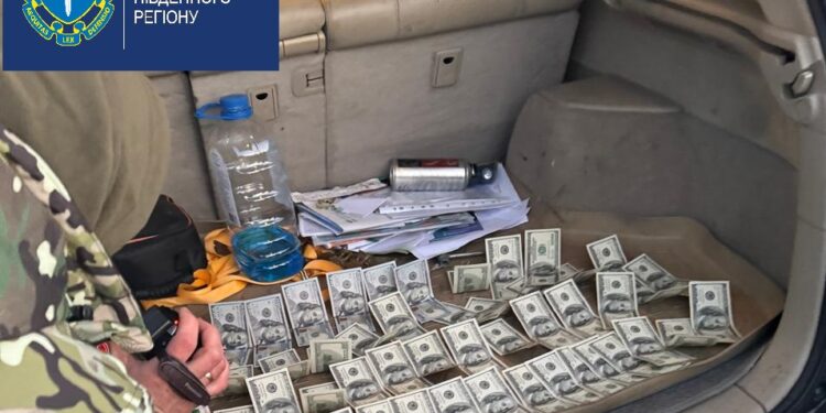 Корупційна схема в одеській лікарні: посадовець вимагав хабарі за "звільнення" від служби в ЗСУ 1 Заступник голови ЛКК на Одещині "торгував" звільненням від служби в ЗСУ