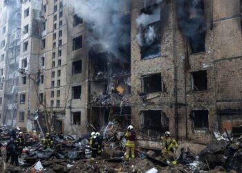 Російська балістика вдарила по багатоповерхівці в Харкові