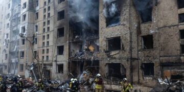 Російська балістика вдарила по багатоповерхівці в Харкові