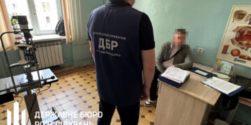 Корупція у ВЛК: голова комісії на Буковині підозрюється у продажі довідок для ухилення