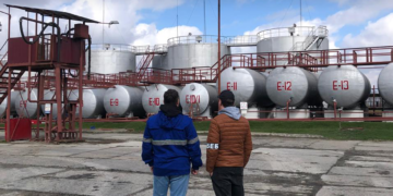 нафтопереробний завод