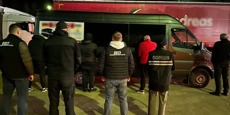 Мільйони на "біженцях": на Львівщині розкрили корупційну схему перетину кордону (Відео) 1 ДПСУ